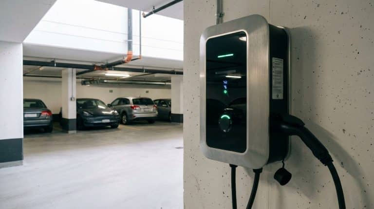 Lire la suite à propos de l’article Installer une borne de recharge en copropriété | Guide Complet