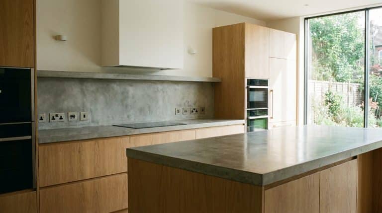 Lire la suite à propos de l’article Norme NFC 15-100 Cuisine | Les 7 Règles à Connaître